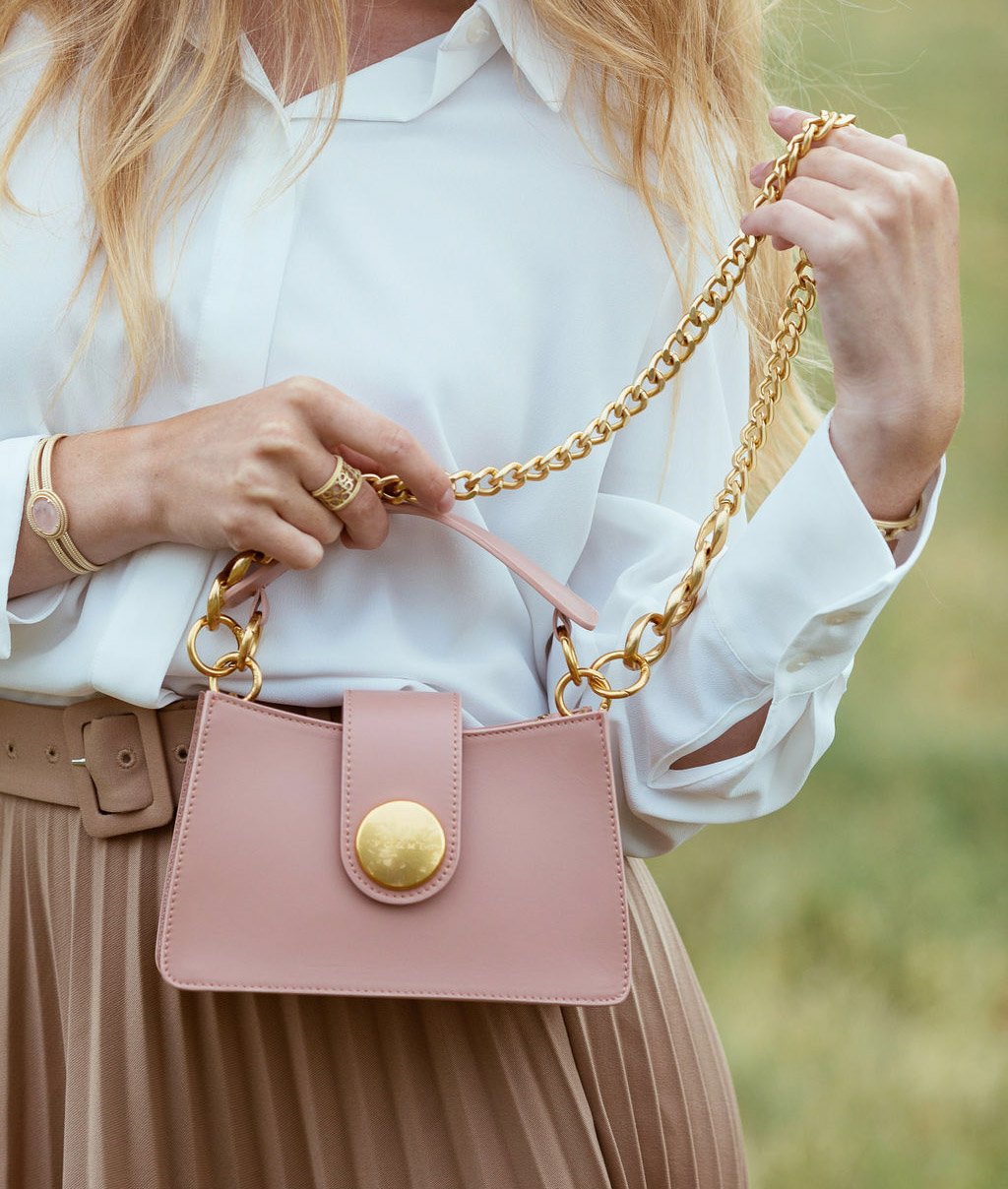 Présentation Modèle rose Toutes mes pensées, petit sac à main de cérémonie, anse arceau et lanière, cuir vachette lisse, collection Vita Nuova, Pö&Me Paris