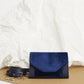 Pochette en velours textile bleu, munie d'une ceinture amovible en cuir pour la passer à la taille, et d'une chaîne dorée pour tout porté épaule. Le Papillon Velvet, par la maroquinerie PÖ&ME à Paris.