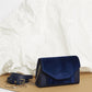 Pochette en velours textile bleu, munie d'une ceinture amovible en cuir pour la passer à la taille, et d'une chaîne dorée pour tout porté épaule. Le Papillon Velvet, par la maroquinerie PÖ&ME à Paris.