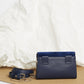 Pochette en velours textile bleu, munie d'une ceinture amovible en cuir pour la passer à la taille, et d'une chaîne dorée pour tout porté épaule. Le Papillon Velvet, par la maroquinerie PÖ&ME à Paris.