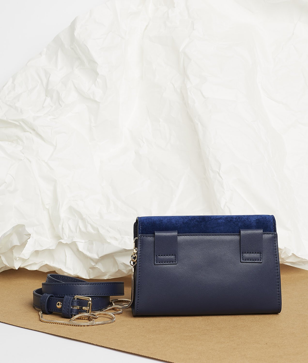 Pochette en velours textile bleu, munie d'une ceinture amovible en cuir pour la passer à la taille, et d'une chaîne dorée pour tout porté épaule. Le Papillon Velvet, par la maroquinerie PÖ&ME à Paris.