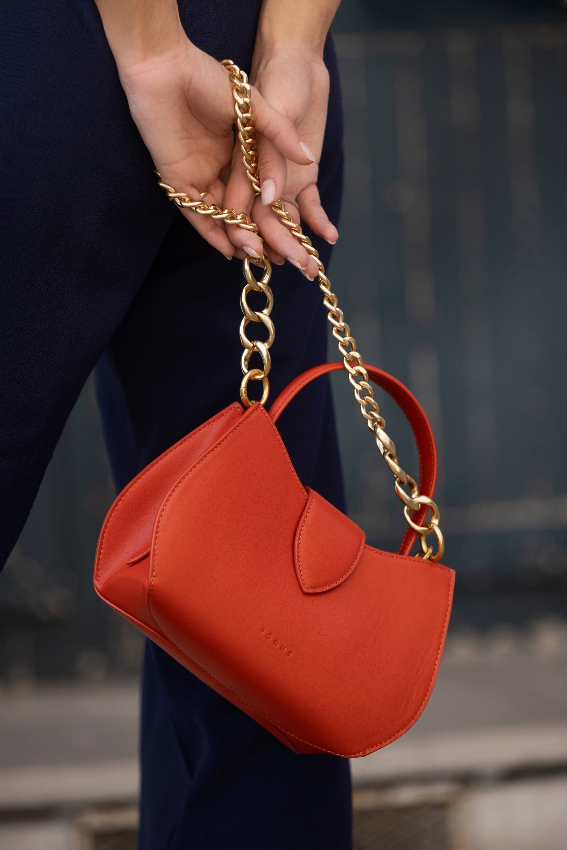 Sac bandoulière velours Trianon. Un sac chic avec fermeture éclair Sac bandoulière velours Trianon. Un sac chic avec fermeture éclair