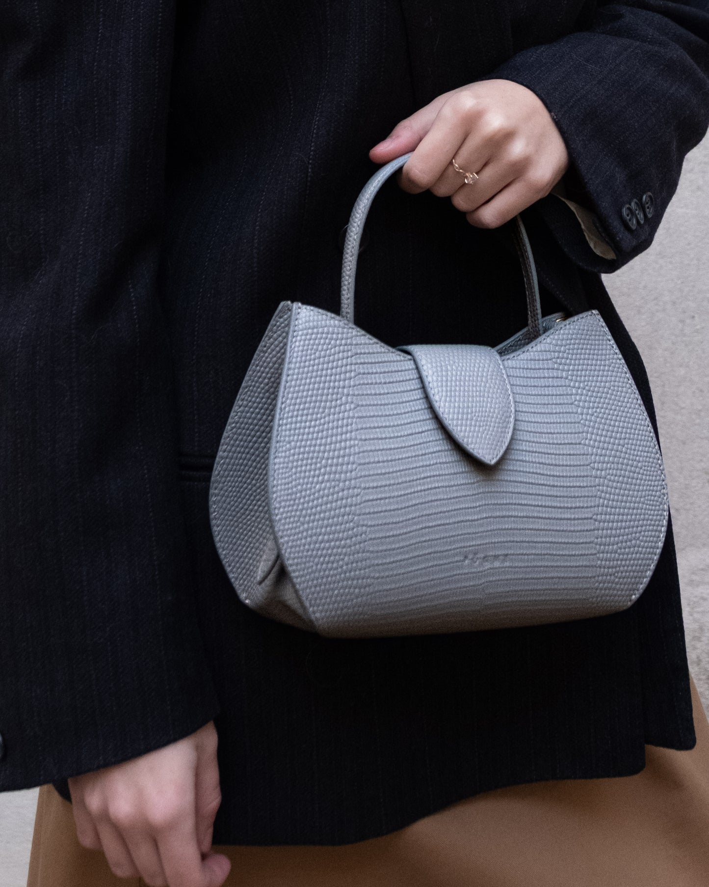 jeparleenreve_mini_gris_embossé_Lézard