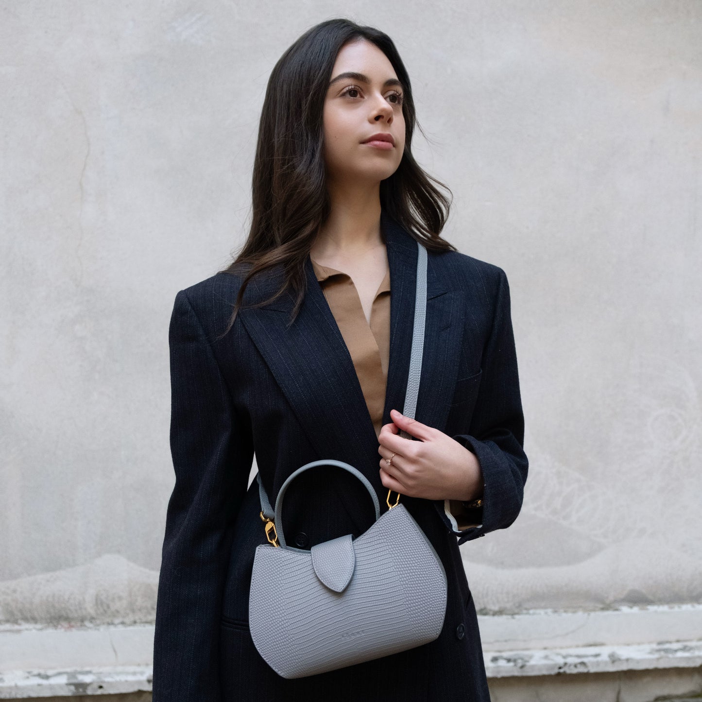 jeparleenreve_mini_gris_embossé_Lézard